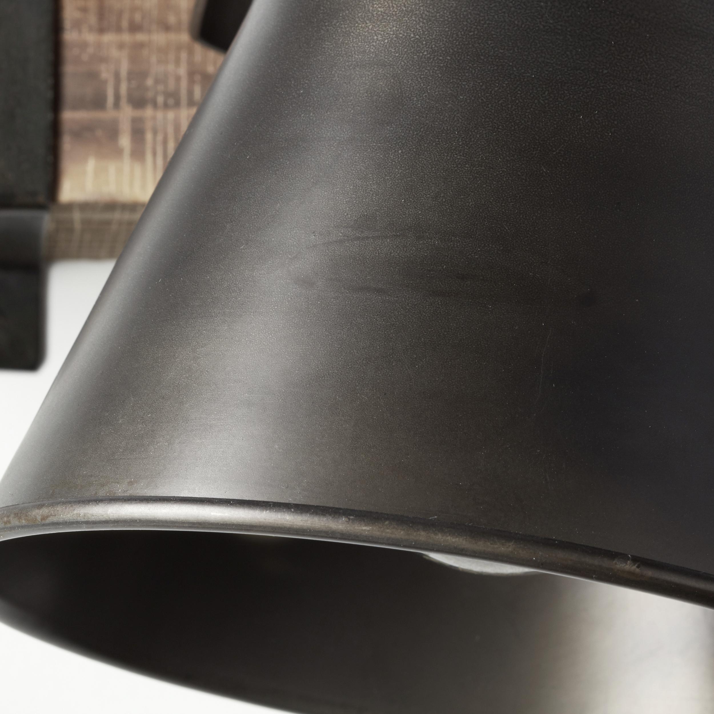 Wandleuchte mit Metallschirm