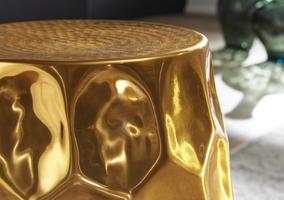 Beistelltisch Jada aus getriebenem Aluminium in Goldfarben Detail