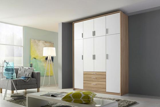 Großer Kleiderschrank im wohnlichen Design Großer Kleiderschrank im wohnlichen Design