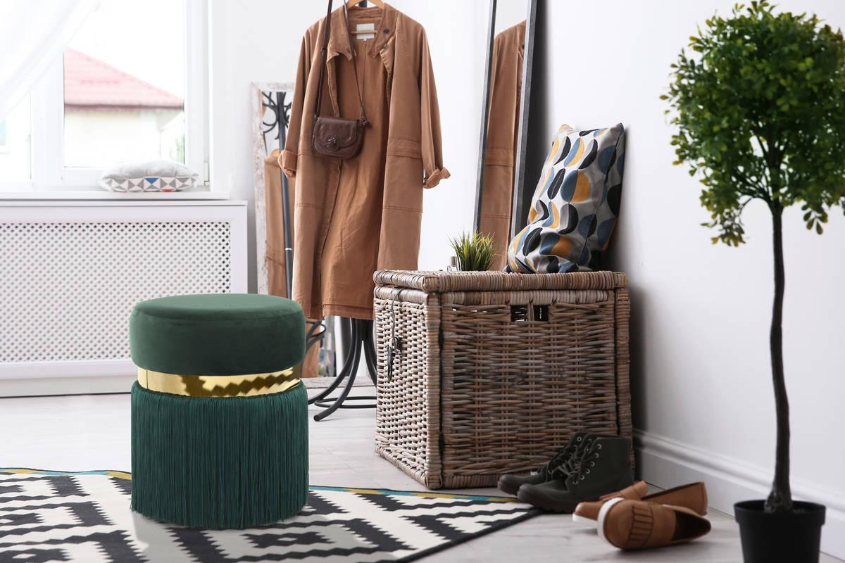 Hocker in Grün und Goldfarben
