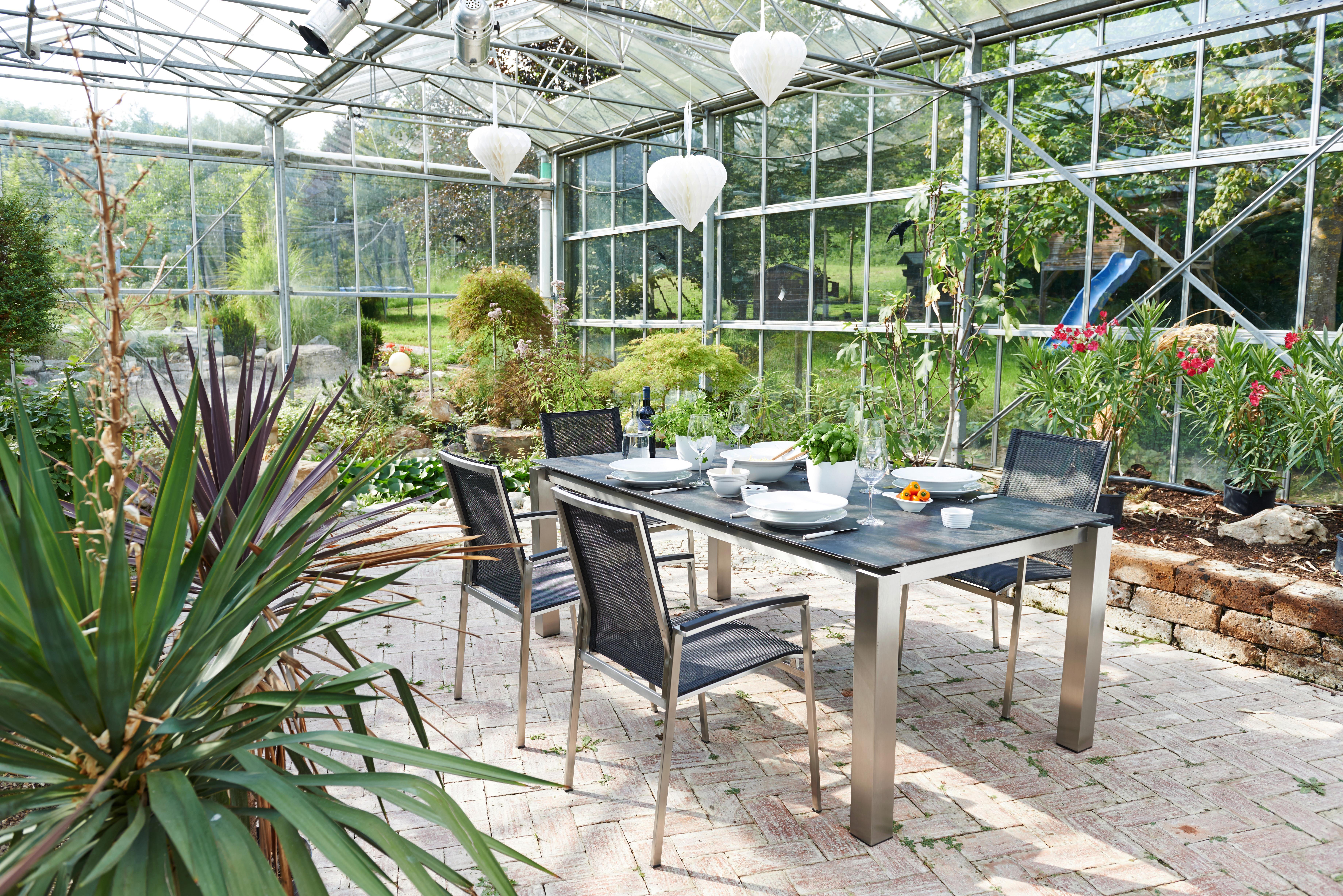Modernes Gartenset mit großem Tisch und vier Stühlen