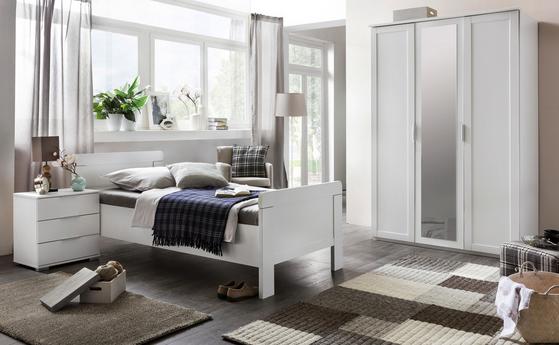 Schlafzimmer wie aus einem Guss mit dem Möbelprogramm NADJA Dreitüriger Kleiderschrank mit guter Aufteilung
