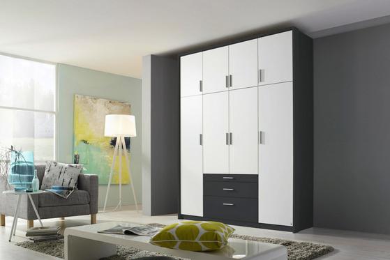 Großer Kleiderschrank im wohnlichen Design Großer Kleiderschrank im wohnlichen Design
