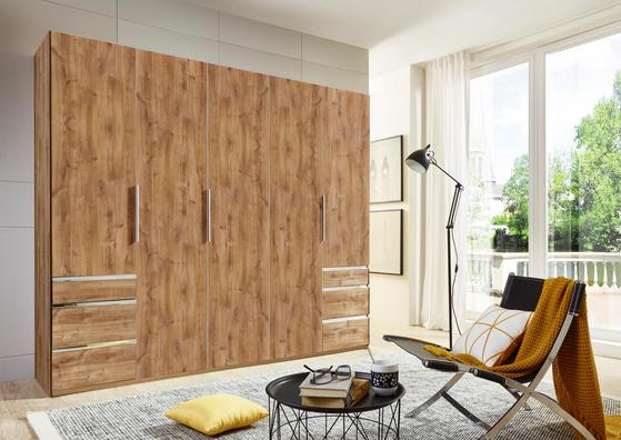 Moderne Aufbewahrung mit Gemütlichkeitsfaktor dank des stylischen Kleiderschrankes LEVEL. Fünftüriger Kleiderschrank in Eiche Dekor mit Schubladen