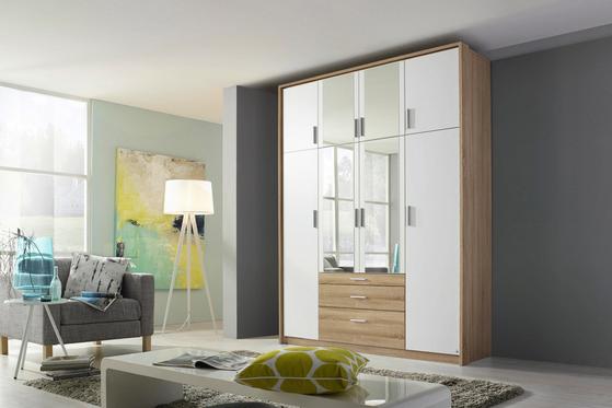 Großer Kleiderschrank im wohnlichen Design Großer Kleiderschrank im wohnlichen Design
