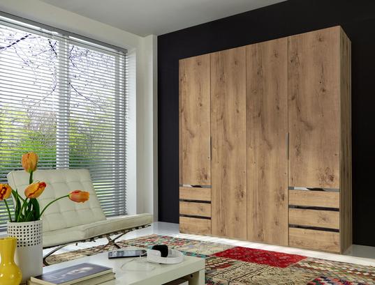 Moderne Aufbewahrung mit Gemütlichkeitsfaktor dank des stylischen Kleiderschrankes LEVEL. Viertüriger Kleiderschrank in Eiche Dekor