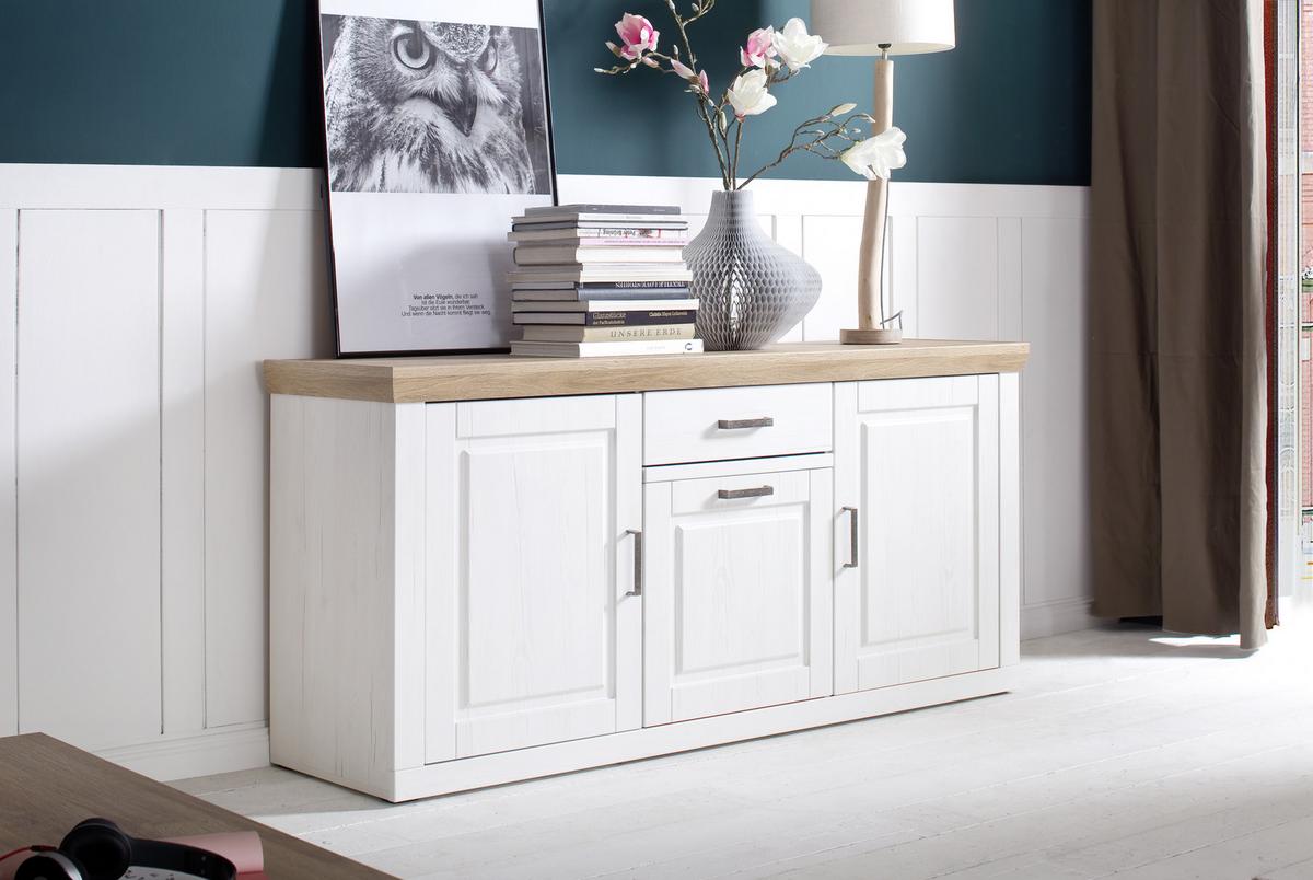 Sideboard im Landhausstil mit in Weiß lasierten Oberflächen und eichefarbener Oberseite
