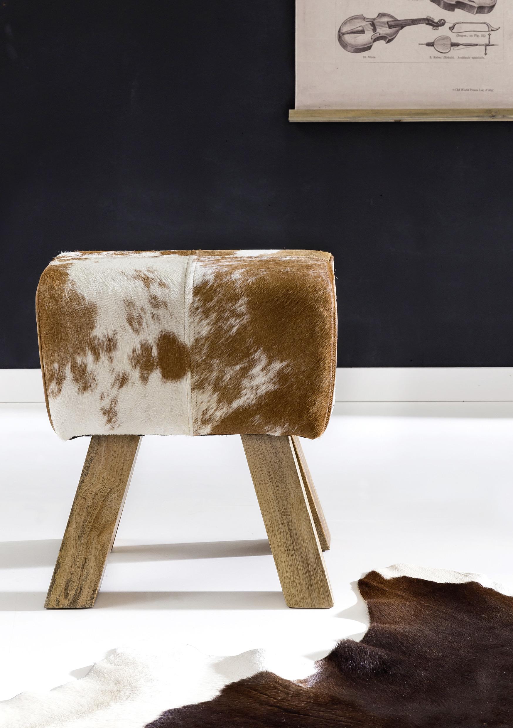 Hocker mit Rinderfellbezug