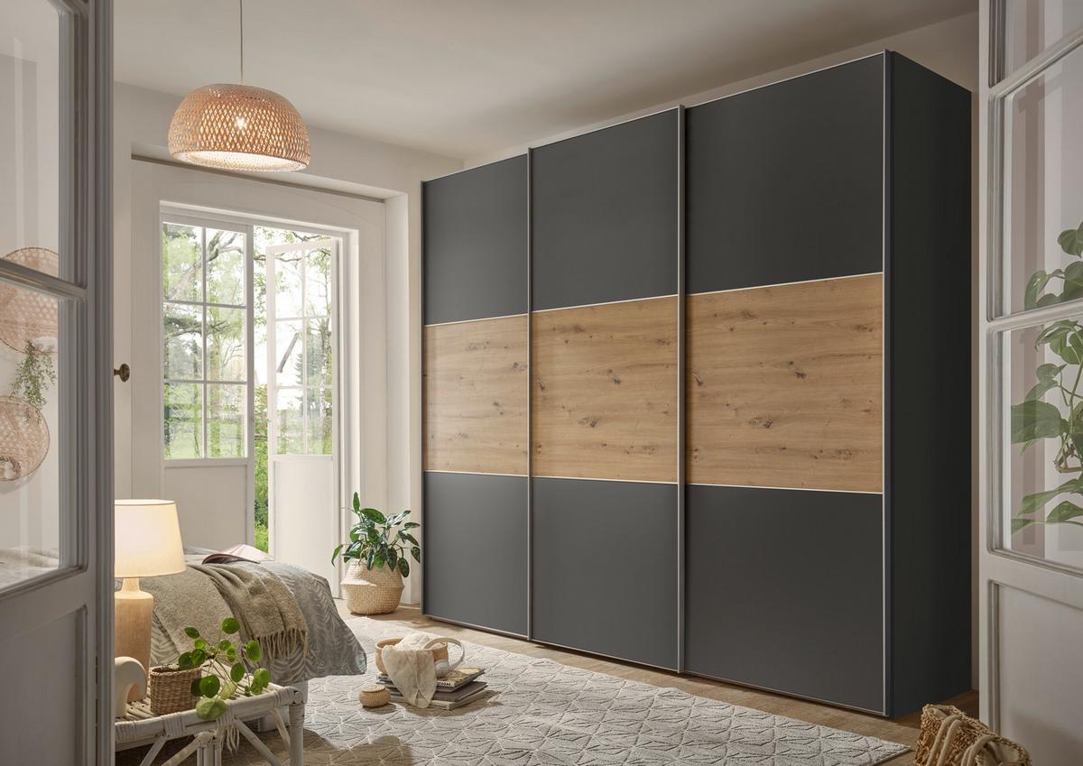 Eleganter Schiebetürenschrank mit drei Kleiderstangen