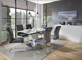 Modern eingerichtetes Esszimmer Modern eingerichtetes Esszimmer mit weißem Tisch