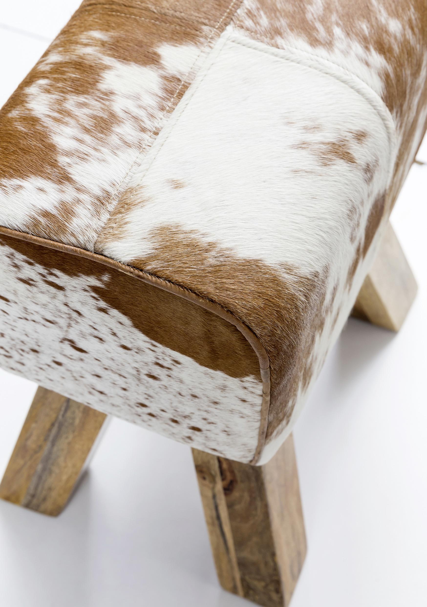 Hocker mit Rinderfellbezug