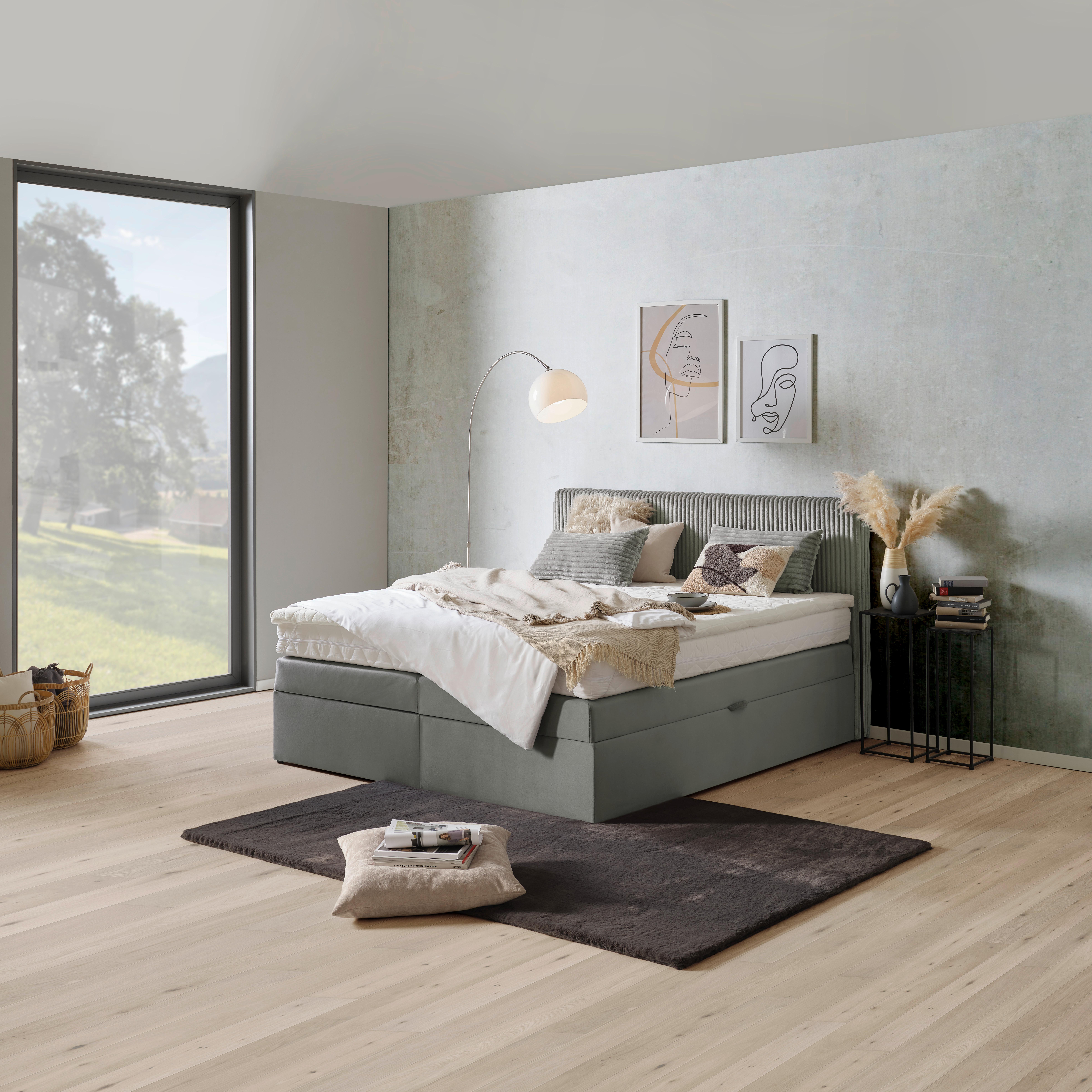 Silberfarbenes Boxspringbett mit einer Liegefläche von 140 x 200 cm
