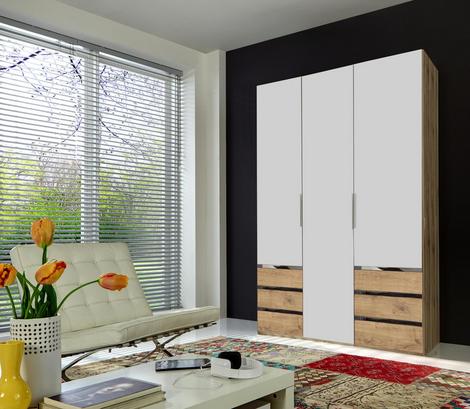 Moderne Aufbewahrung mit Gemütlichkeitsfaktor dank des stylischen Kleiderschrankes LEVEL. Dreitüriger Kleiderschrank in Weiß und Eiche Dekor
